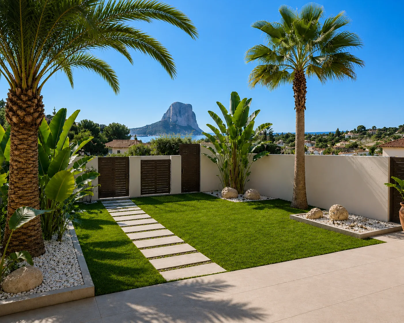 Detalle de jardín con palmera y pavimento en villa de Calpe