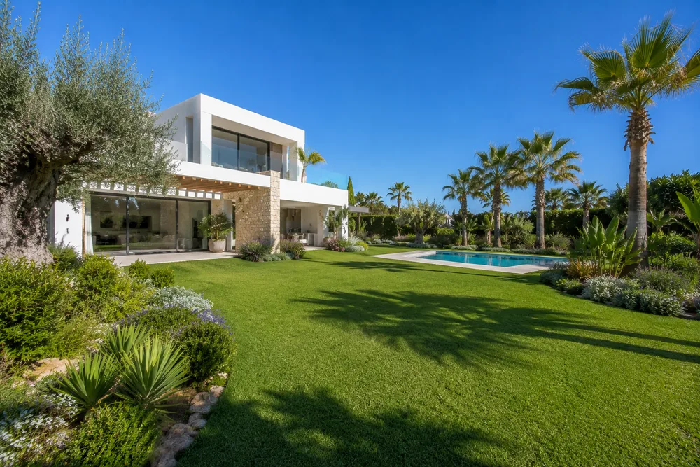Jardín mediterráneo con lavanda y plantas aromáticas en Calpe